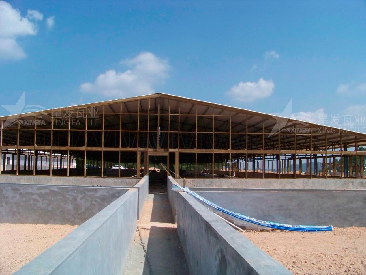 廠(chǎng)房屋頂用PVC中空隔熱瓦的好處？為啥廠(chǎng)房老板愛(ài)用PVC中空隔熱瓦