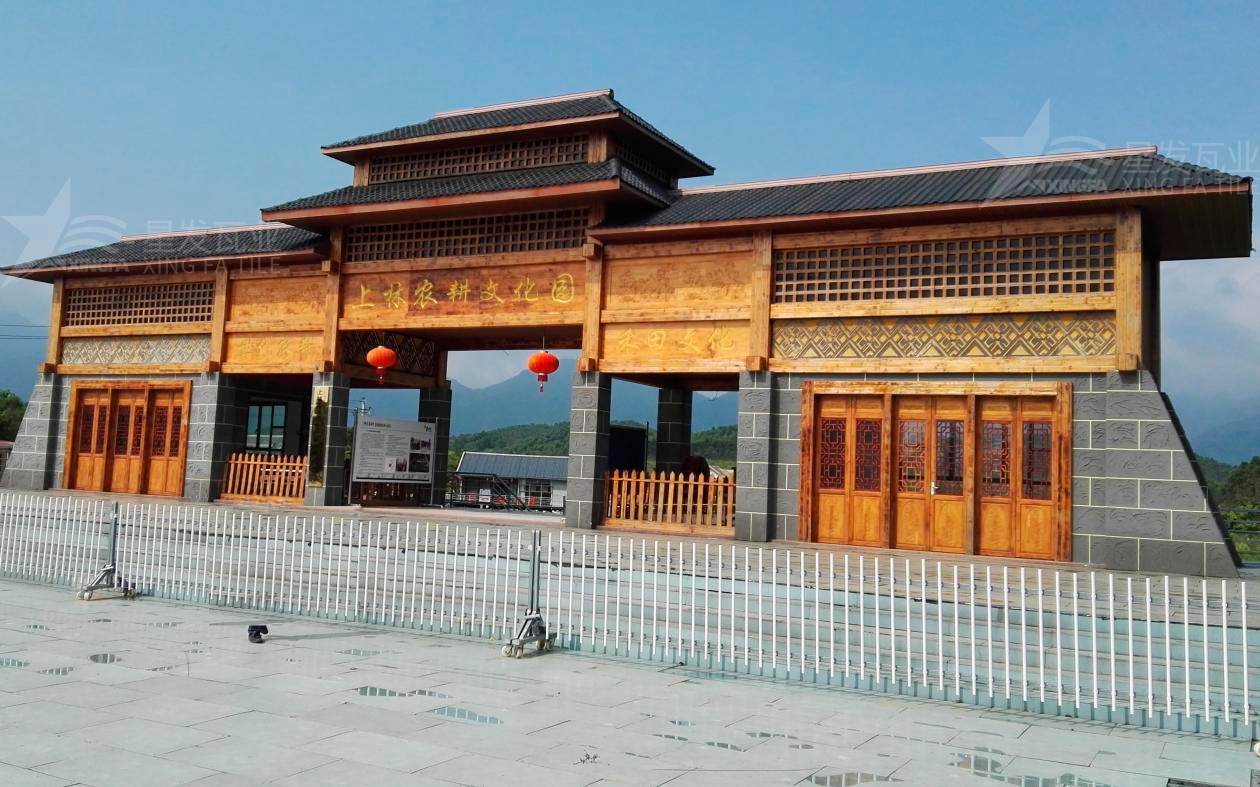 合成樹(shù)脂瓦為旅游景點(diǎn)增添了色彩與生機，集美觀(guān)與實(shí)用于一身！