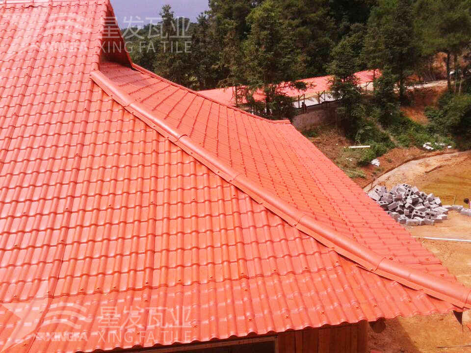 潮濕天氣不是問(wèn)題！樹(shù)脂瓦輕松應對挑戰！