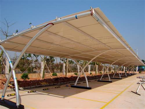 PVC波浪隔熱瓦使用年限 農村老舊房屋改造用pvc樹(shù)脂瓦 耐熱溫度達70度停車(chē)場(chǎng)遮雨棚塑料瓦  